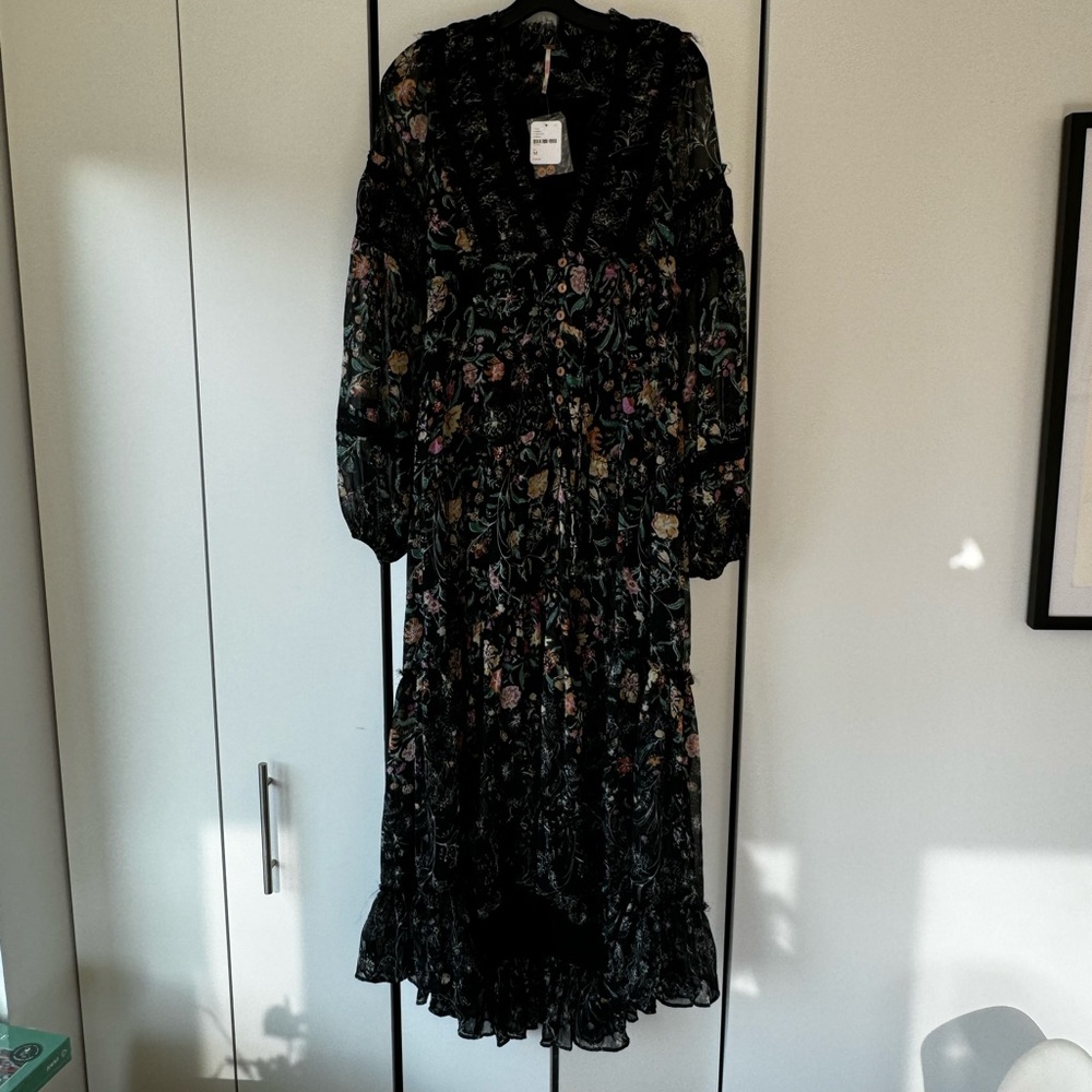 Free people black floral dress. Size M. NWT.